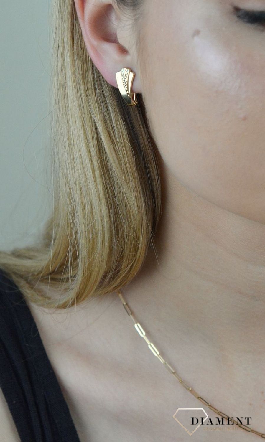 Kolczyki złote grawerowane pr 585 KL 9246B. Delikatne złote kolczyki na angielskie zapięcia wykonane są z 14-karatowego złota idealnie będą prezentowały się do codziennego użytku. Idealny prezent na każd.png